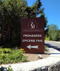 Enseigne totem magasin en tôle découper